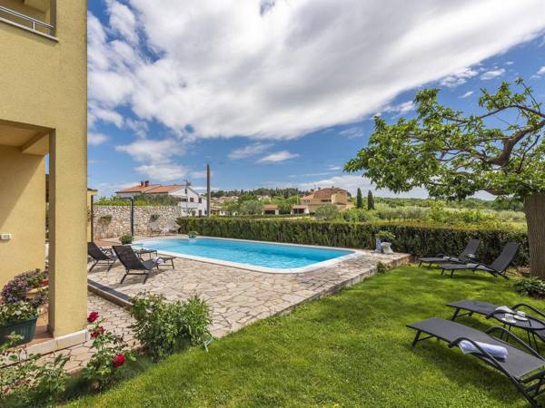 Spacious two bedroom apartment with shared pool near Rovinj