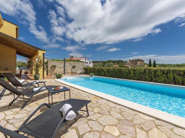 Spacious two bedroom apartment with shared pool near Rovinj