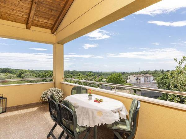 Two bedroom apartment with shared swimming pool near Rovinj