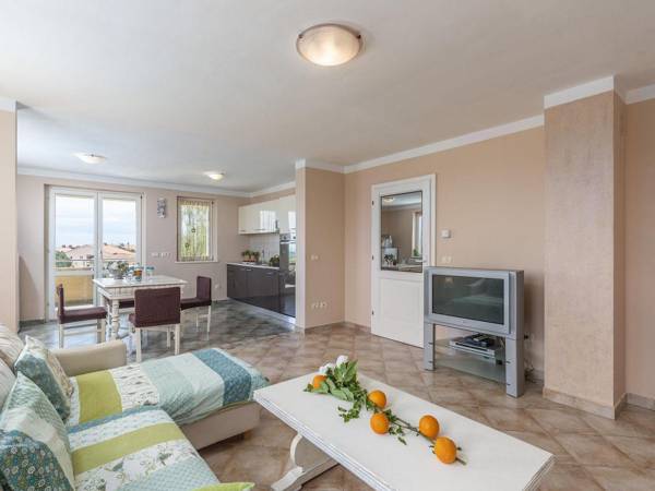 Two bedroom apartment with shared swimming pool near Rovinj