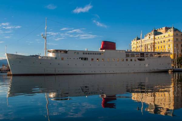 Botel Marina