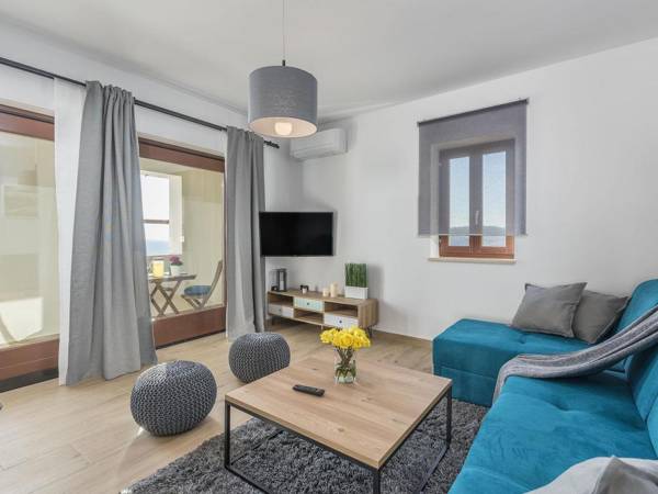 Holiday home with roof-pool sauna and garden in an idyllic location