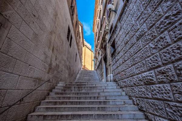 Luxury Number 1 Apartments