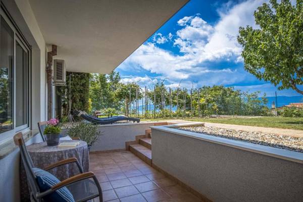 Terra Magica Deluxe Apartment & Room with Private Parking Terrace and Sea View