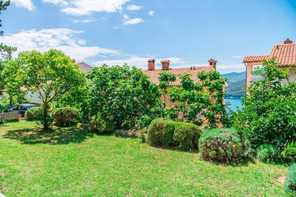 Apartments Pino Rabac