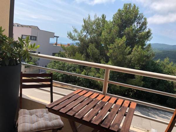 Gorgeous Biserka Apartment near the sea