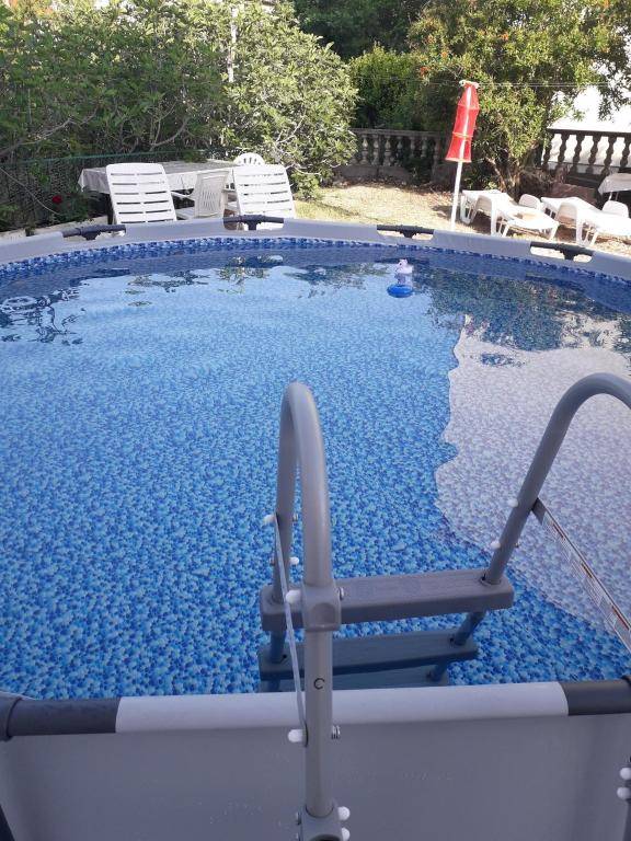 Tina-Balkonen Wohnung mit Bestway Pool