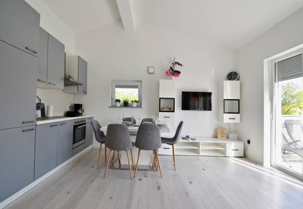 Bright and spacious apartment with grill ***