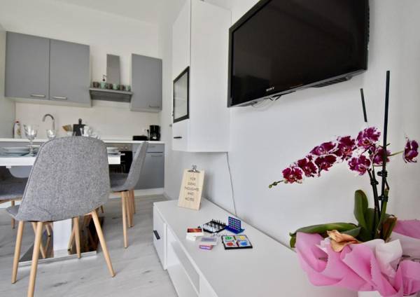 Bright and spacious apartment with grill ***