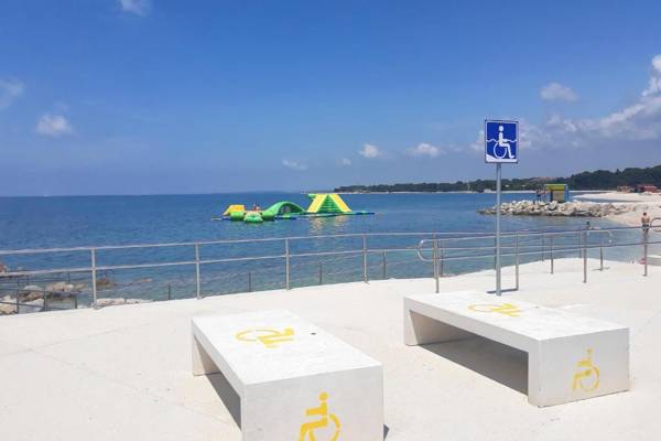 Family friendly apartments with a swimming pool Pula - 7610