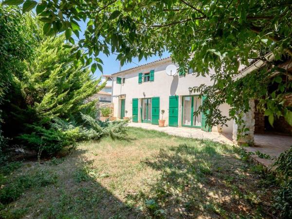 Lovely holiday home with amazing garden and covered terrace !