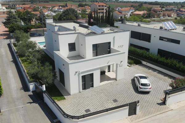 Villa Una with heated pool and whirlpool