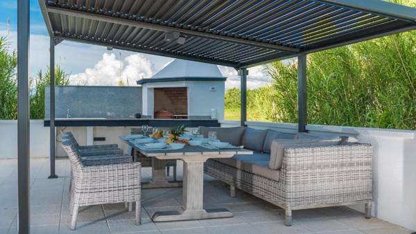 Villa Analuxury wellness villa with heated pool and jacuzzi