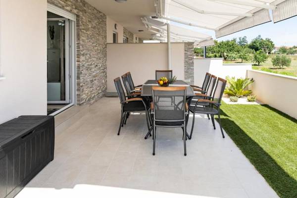 Beachfront villas with hot tubs - Sun Garden - AE1120