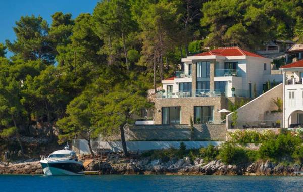 Villa Selca Waterfront Super Spectacular 4 Bedroom Villa Gym Sauna Boat Mooring Wine Cella
