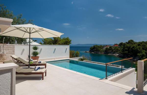 Villa Sumartin Deluxe A Stunning 4 Bedroom Villa with a Gym Just Steps to the Beach