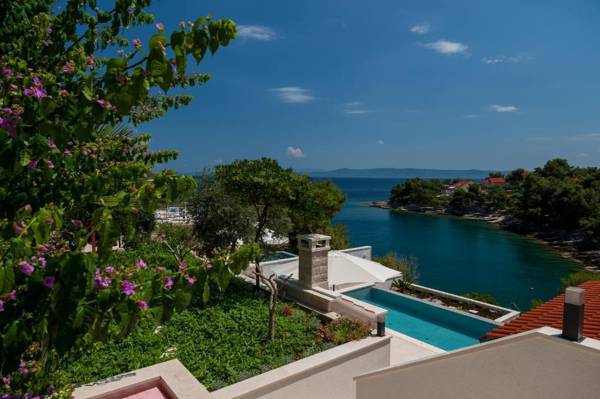Villa Sumartin Deluxe A Stunning 4 Bedroom Villa with a Gym Just Steps to the Beach