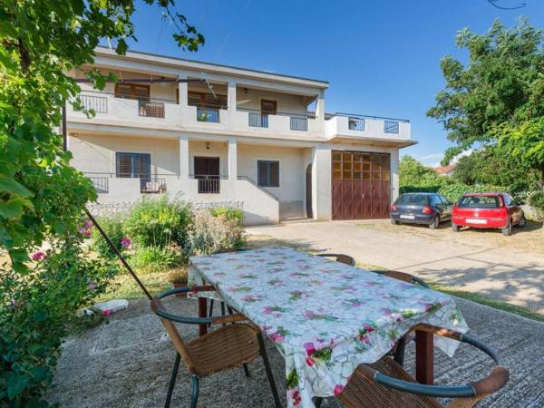 Quaint Apartment in Posedarje with Garden