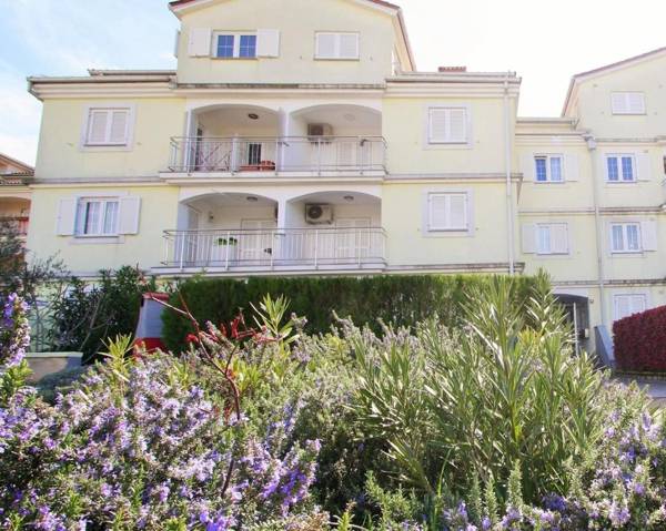 Spacious Apartment Peteh in Veli Maj