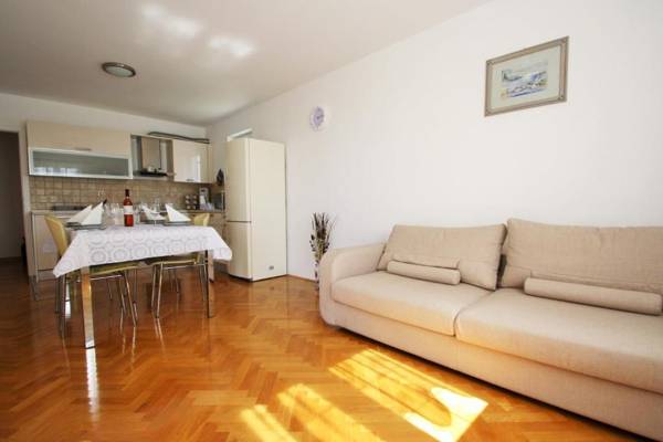Spacious Apartment Peteh in Veli Maj