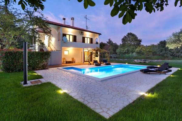 Apartment Doris with Private Pool and large Garden