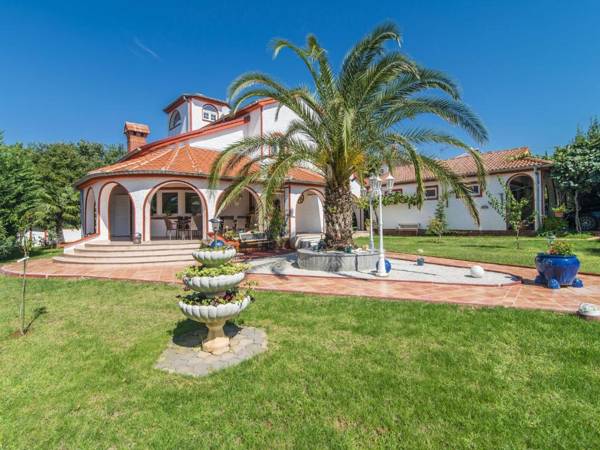 Comfortable Villa in Porec with Private Swimming Pool