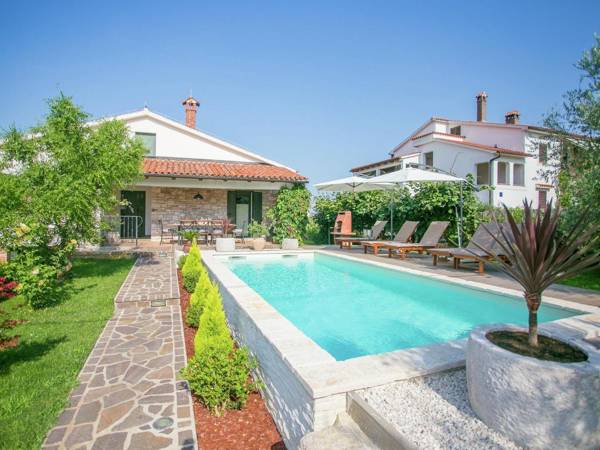 Comfortable holiday home with large garden and pool