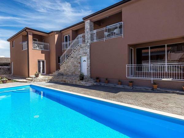 Modern apartment Noa I in Villa Valtrazza with shared Pool on the First floor
