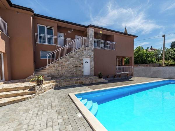 Modern apartment Noa II in Villa Valtrazza with pool in center of village Tar