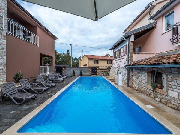 Modern apartment Noa II in Villa Valtrazza with pool in center of village Tar