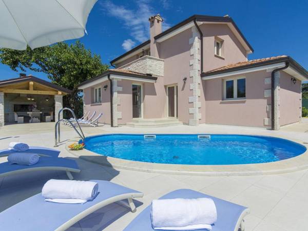 Luxuriously equipped villa with private pool offers you an excellent vacation