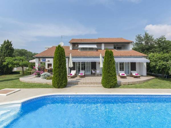 Beautiful villa with a large pool and wonderful garden for your dream vacation