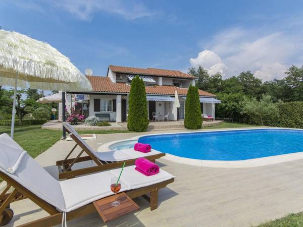 Beautiful villa with a large pool and wonderful garden for your dream vacation
