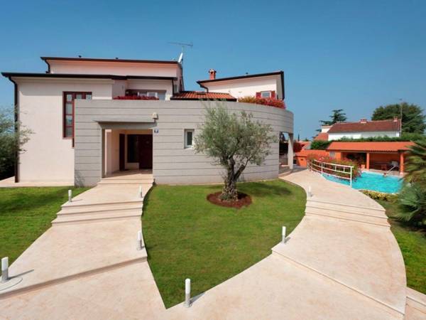 Studio apartment for 2 persons in familily house with shared pool wifi A/C..