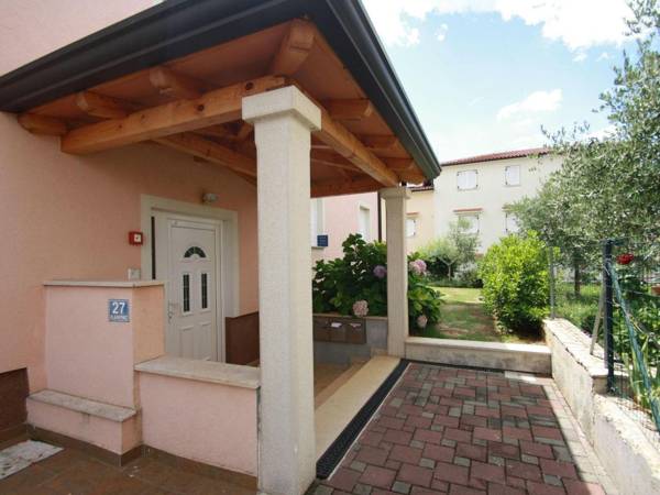 Nicely furnished apartment with two bedrooms and terrace 1 km from the beach