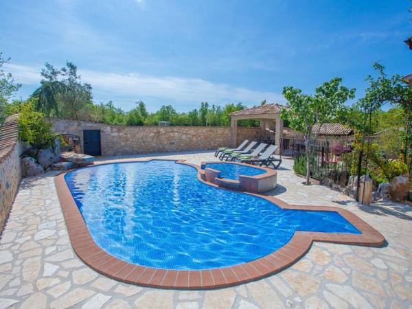 Modern and comfortable apartment for 5 persons with shared pool and garden