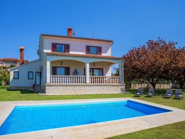Lovely villa with a large garden a private pool and panoramic view