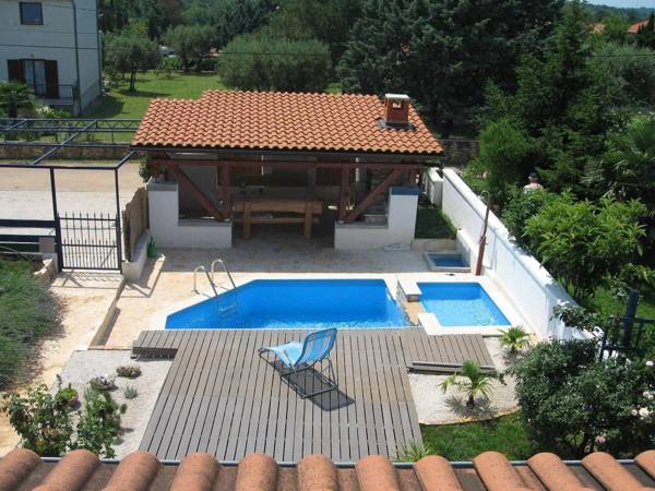 Peaceful house only 900m from the sea with swimming pool BBQ WiFi airco