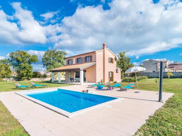 Detached villa with private pool and large garden in a quiet area