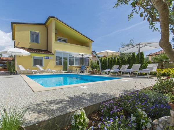 Modern apartment with shared pool for 4 persons in Nova Vas