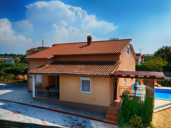 Modern apartment located on the ground floor with shared pool near Porec