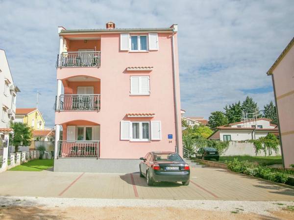 Nice decorated one bedroom apartment with balcony private parking
