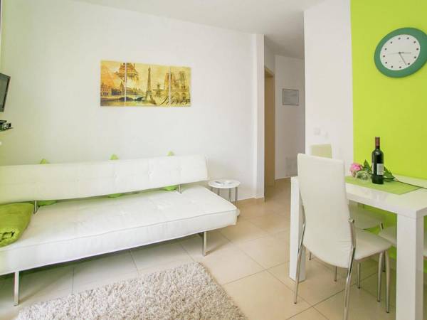 Nice decorated one bedroom apartment with balcony private parking