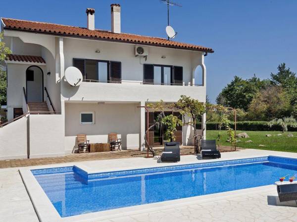 Nice and spacious apartment for 4 people with private pool