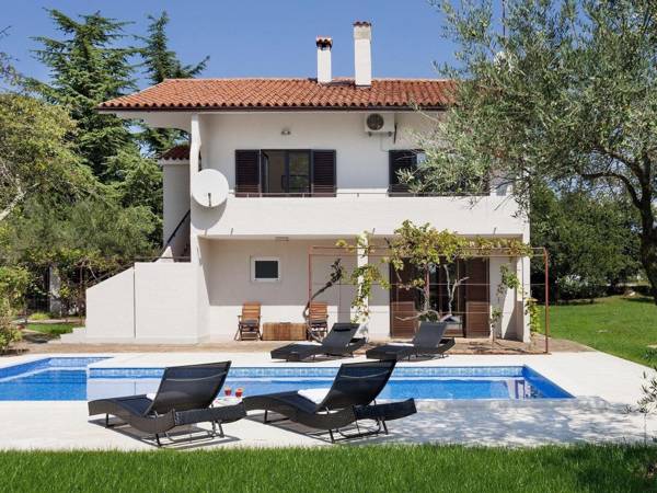 Nice and spacious apartment for 4 people with private pool