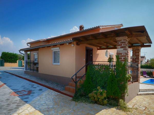 Apartment on the groundfloor in with shared pool and garden
