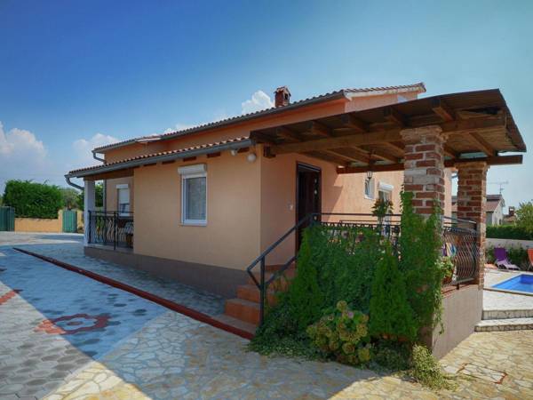 Apartment for up to 5 persons near Porec with shared pool