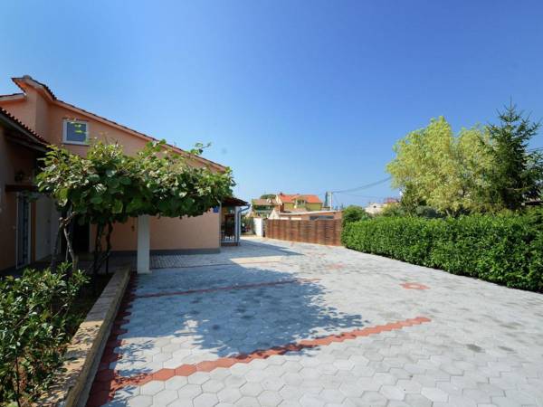 Apartment for up to 5 persons near Porec with shared pool