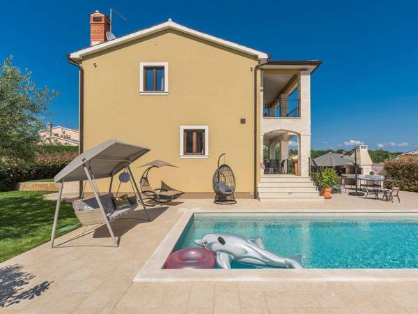 Newly built  4 bedrooms holiday house with pool fully air-conditioned garden
