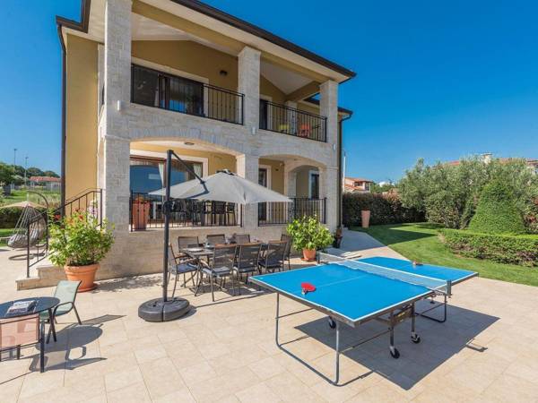 Newly built  4 bedrooms holiday house with pool fully air-conditioned garden